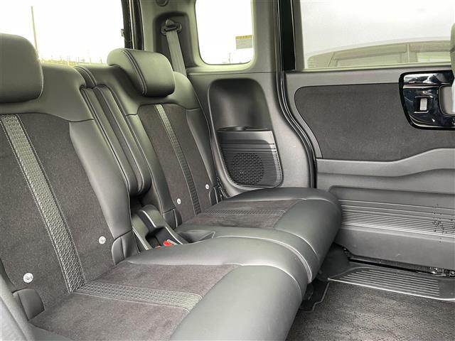 【後部座席】後席もゆったりドライブを楽しめます。内外装はプロこだわりのクリーニングで清潔なおクルマでご納車させていただきます！店舗での現車確認も承っています！