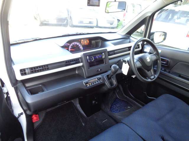 助手席側から運転席へ乗り込めるので狭い駐車場でも便利です！