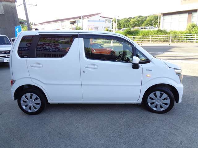 ★前後監視ドライブレコーダー★オートエアコン★タコメーター★横滑り防止装置★運転席シートヒーター★キーレスリモコン★ライトレベライザー★プライバシーガラス★電動格納ミラー★バイザー★マット