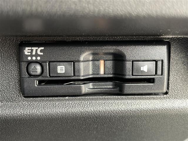 【ETC】有料道路を利用する際に料金所で停止することなく通過できる、ETC車載器（ノンストップ自動料金収受システム機器）が装備されています。セットアップを行うことで利用可能になります。