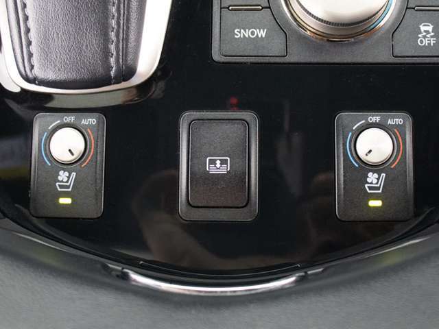 ★快適エアシート＆シートヒーターを装備しています！高級車ならではの装備です！シートが暖まる機能！シートから冷風が出る機能！どちらも付いています！！寒い冬も、暑い夏も快適にご乗車頂けますよ！！