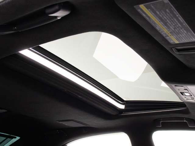 ★人気装備のサンルーフ！様々なドライブシーンで活躍してくれます！！開放感ある車内空間は気持ちがいいですよ！