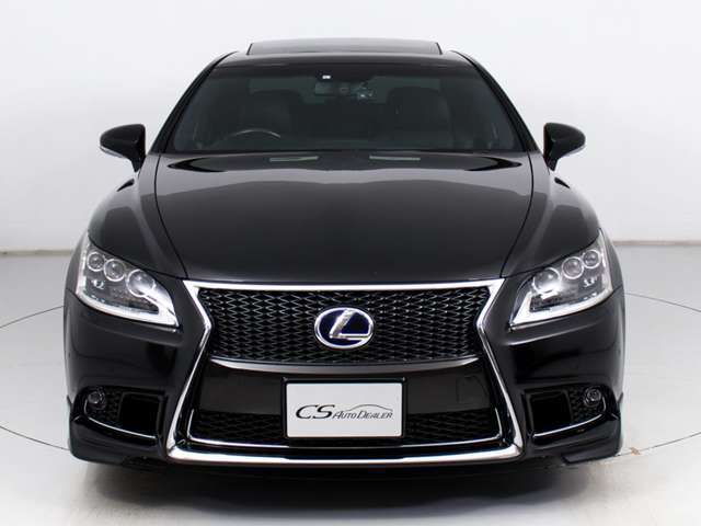 禁煙車です！室内は嫌なニオイも無く、すごく綺麗な状態です！禁煙車・・特にセダンタイプのお車では少ないですよね！！タバコのニオイが苦手なお客様必見です！快適にご乗車頂けます！！