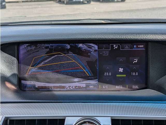 カラーバックカメラが付いています！バックにギアを入れると、後方視界が自動的にマルチ画面に映し出されます！夜も明るく見えますので、すごく便利！！一度使うとカメラ無しには乗りたくない程！