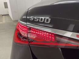 人間工学をもとに設計されたメルセデス・ベンツのシートは、柔らか過ぎず長距離のドライブでも疲れにくい構造になっております。車の運転で腰に負担を感じられる方は是非一度お試しください。