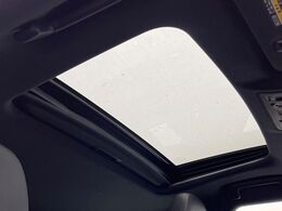 【サンルーフ】開放感たっぷりの希少装備、サンルーフが装着されています！車内に明かりを取り入れたり景色を楽しむ以外にも、車内の空気も簡単に換気できて快適です！