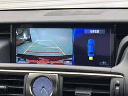 【バックカメラ】駐車時に後方がリアルタイム映像で確認できます。大型商業施設や立体駐車場での駐車時や、夜間のバック時に大活躍！運転スキルに関わらず、今や必須となった装備のひとつです！