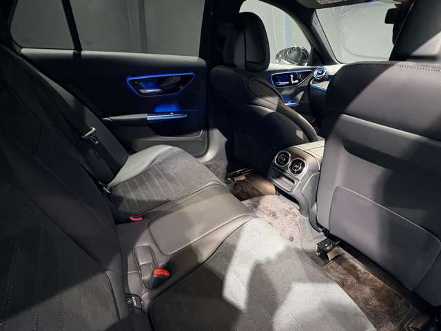 ウィンカー内蔵ドアミラーを開発したのは『メルセデス・ベンツ』です。他車からの視認性が高まり、事故の可能性を低減させています。更に、点灯部分はドライバーの視界に入らないように設計されています。