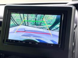 【バックカメラ】駐車時に後方がリアルタイム映像で確認できます。大型商業施設や立体駐車場での駐車時や、夜間のバック時に大活躍！運転スキルに関わらず、今や必須となった装備のひとつです！