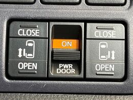 【両側スライドドア】駐車場で隣の車との間隔が狭く乗りにくい時、スライドドアなら安心！ドアオープン時も幅を取らず、開口部が広いので乗り降りがとっても簡単です。大きな荷物の出し入れも後席から可能♪