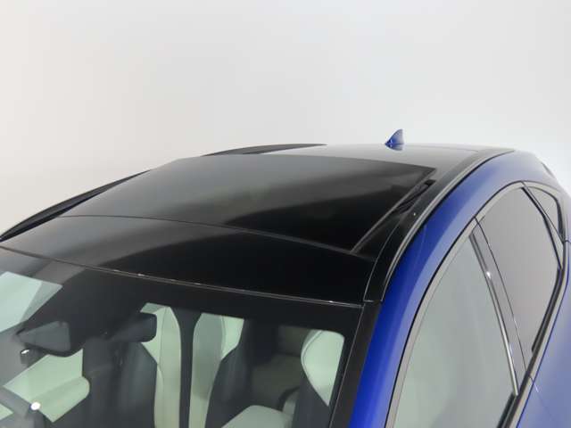 【ムーンルーフ】頭上には室内を明るく開放的な空気で満たす広大なパノラマルーフやムーンルーフがあるといいですね！開放感もあり、室内が明るくなります。