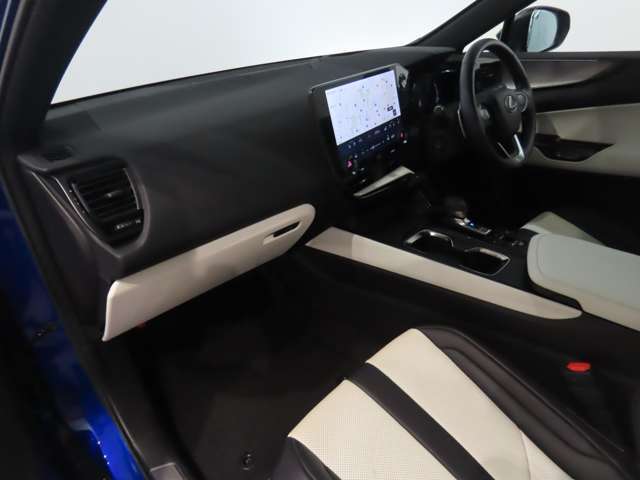 【内装】レクサスは内装のデザイン、材質等にまで拘っています。一度実車をご覧ください！