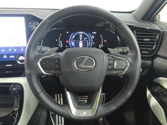 【ハンドル】手を離す事なく、オーディオを操作する事が出来るステアリングスイッチ。視線の動きが少なく安全性も上がります♪