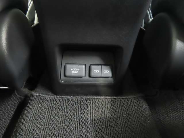 【ステアリングスイッチ】ハンドルを握ったままで各種装備の設定・オーディオの操作が可能。この快適さ、やめられません！