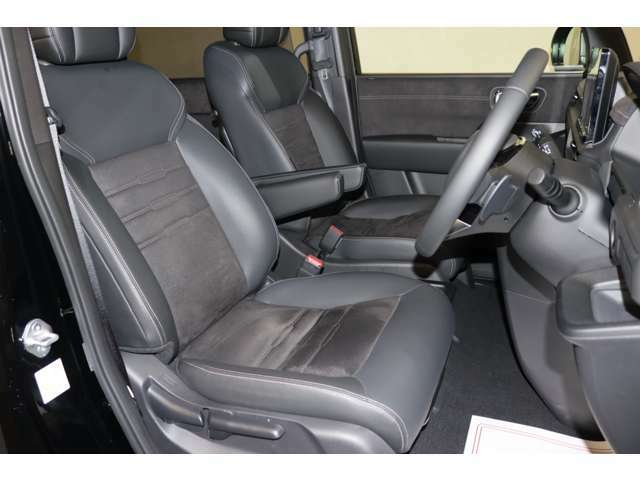 【運転席】ブラックを基調としたインテリアにブラックのハーフレザーシート（（合皮/モケット※メーカー基準）。シートリフターで座面の高さを調整可能です。シートヒーター付です。