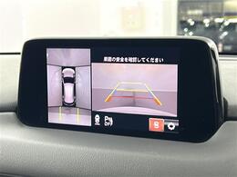 【360°ビュー・モニター】まるでクルマを真上から見下ろしたかのような視点で駐車をサポートします！クルマの斜め後ろや真横など、前後左右の4つのカメラの映像が合成されて、モニターに映し出されます。