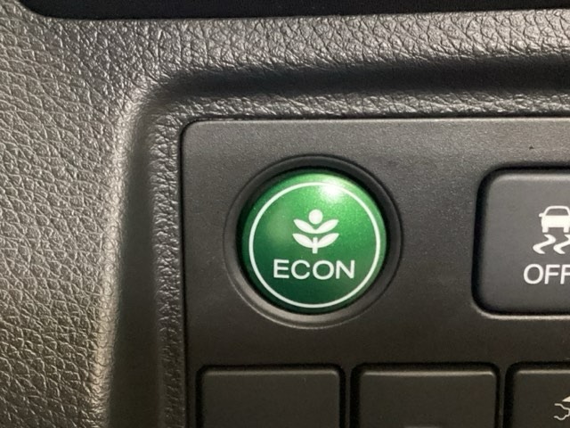 【eコンスイッチ】低燃費運転をサポートするECONモード。スイッチをONすると、エンジンやトランスミッション、A/Cなどを協調制御し、燃費の向上に貢献。エコドライブの効果を高めます。