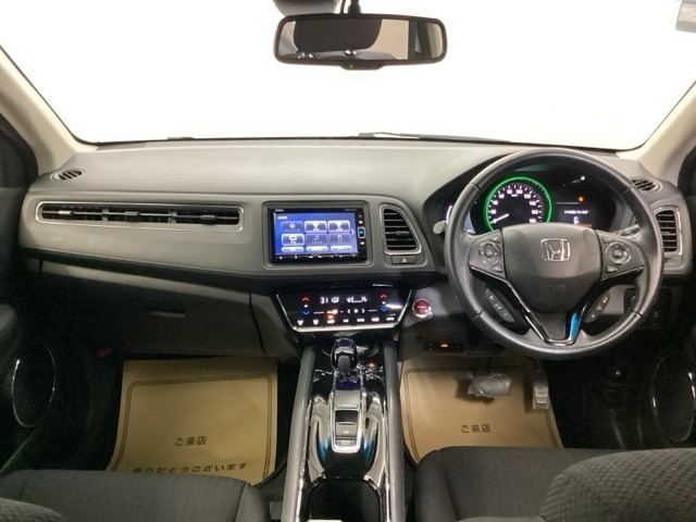 広びろとした視界が運転にゆとりを広げます。