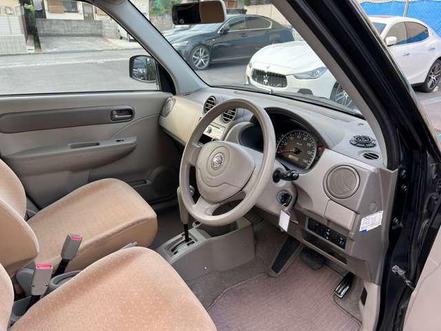 運転席側　シートの使用感：破れ、へたりも少なく、御覧のとおりきれいな状態を維持しております。また、室内クリーニング・コーティングもご用命いただけます。