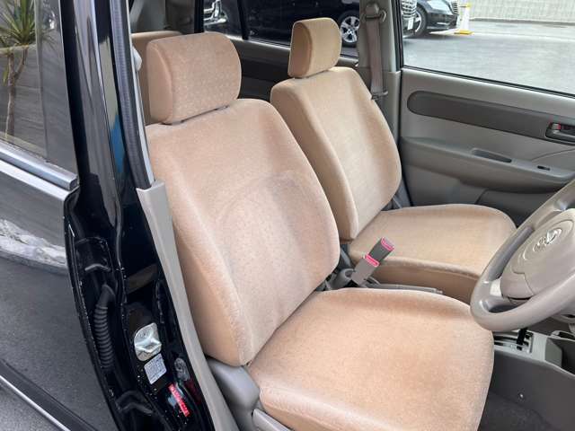 運転席側　シートの使用感：破れ、へたりも少なく、御覧のとおりきれいな状態を維持しております。また、室内クリーニング・コーティングもご用命いただけます。
