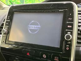 【純正ナビ】人気の純正ナビを装備しております。ナビの使いやすさはもちろん、オーディオ機能も充実！キャンプや旅行はもちろん、通勤や買い物など普段のドライブも楽しくなるはず♪