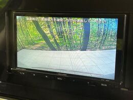 【バックカメラ】駐車時に後方がリアルタイム映像で確認できます。大型商業施設や立体駐車場での駐車時や、夜間のバック時に大活躍！運転スキルに関わらず、今や必須となった装備のひとつです！