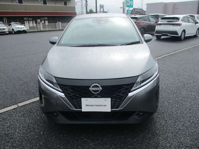 当店は日産ディーラーの中古車センターです。このお車は新車保証を継承します！特別保証は初年度登録から5年または10万キロ走行まで保証されます。全国3000ヵ所の日産直営サービス工場が対応いたします。