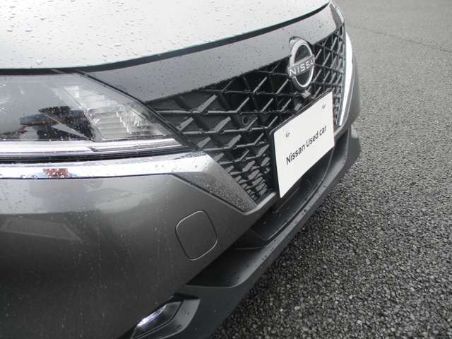 『LEDヘッドライト』通常のハロゲンライトに対して発光部分の発熱を抑えることで省電力につながる技術です。デザイン性も自由度が高いため、今後クルマのヘッドライトはLEDが主流になります☆
