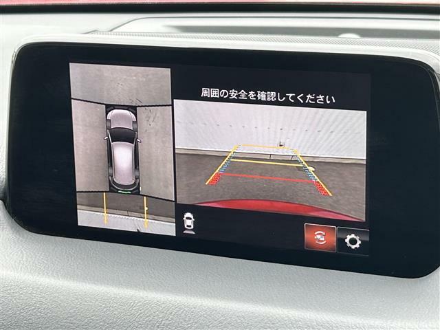 【360°ビュー・モニター】まるでクルマを真上から見下ろしたかのような視点で駐車をサポートします！クルマの斜め後ろや真横など、前後左右の4つのカメラの映像が合成されて、モニターに映し出されます。