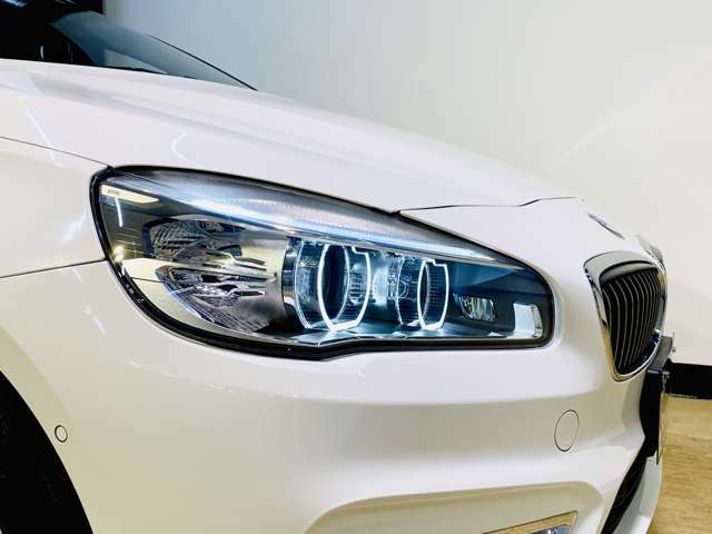 ●夜間の視認性が高いLEDヘッドライトを装備しております。BMWの象徴的なイカリングもLEDで大変お洒落な印象のフロントフェイスとなります♪
