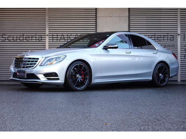 社外後期フロントグリル・S63AMGマットブラック20インチアルミホイール・トランクスポイラー・AMGロゴ入りレッドキャリパー塗装・ブラックドアミラー。