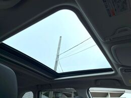 【サンルーフ】開放感たっぷりの希少装備、サンルーフが装着されています！車内に明かりを取り入れたり景色を楽しむ以外にも、車内の空気も簡単に換気できて快適です！