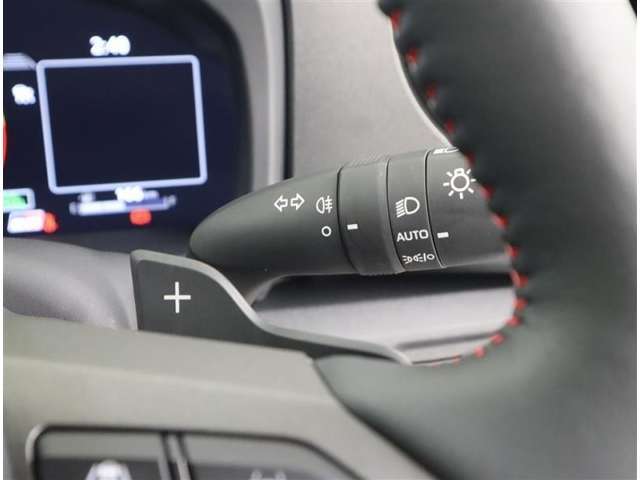 車外の明るさに応じて、自動的にライトの点灯・消灯をしてくれます