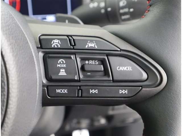 アダプティブクルーズコントロール機能付きです。走行中に先行車の様子を検知しながら、設定した車速の範囲内で先行車との距離のキープを支援します。詳細は販売店スタッフまでおたずねください。