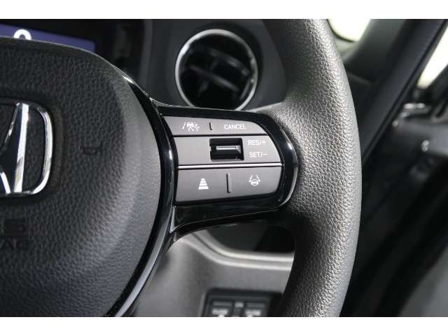 Hondaセンシングの機能のひとつ、アダプティブクルーズコントロール付！アクセルから足を離しても設定したスピードと前車との車間を保ち走行してくれます！車線維持もアシスト☆高速道路で疲労軽減ですね☆