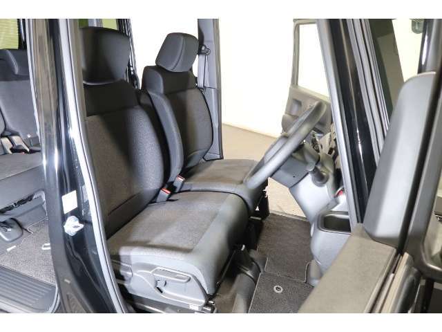フロントシートはベンチシートタイプ♪　センターには格納式アームレストも付いています！！室内空間は広々で移動も楽々です♪狭い駐車空間など助手席ドアから出たい時にも大変便利ですよ♪
