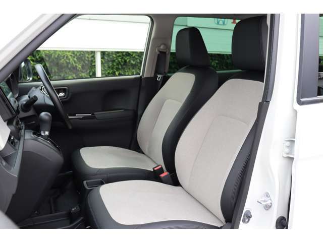 視覚的にも伸びやかな広さを演出。運転席は、運転のしやすさ、楽しさを体感できるように。助手席は、くつろぎを感じる空間になっています。