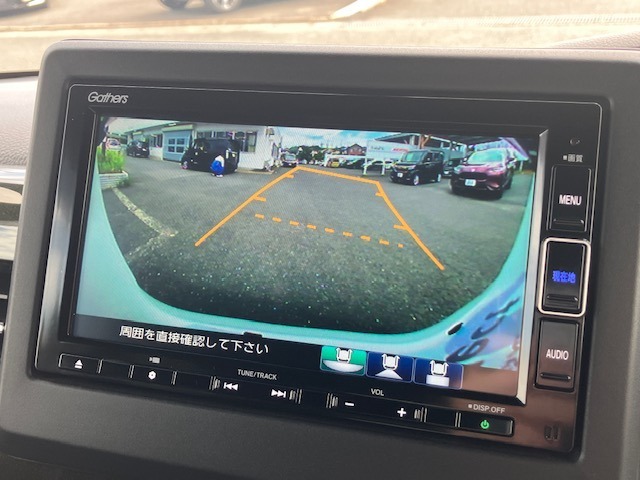 後退時に車両の後ろ側をモニター画面に表示します。車庫入れが苦手な人もこれで安心♪
