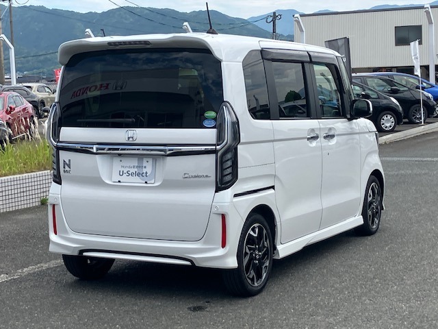 雨の日は中古車は選びにくいですよね。でも当店なら安心です。電話予約を頂ければ屋根下へ移動させて頂きます。雨でもじっくりご検討いただけます。