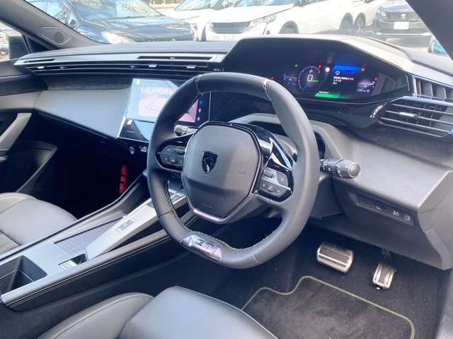 フランス車ならではのオシャレな内装がオススメです！