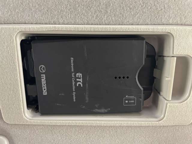 【ETC】有料道路を利用する際に料金所で停止することなく通過できる、ETC車載器（ノンストップ自動料金収受システム機器）が装備されています。セットアップを行うことで利用可能になります。