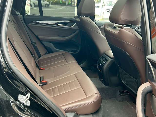 エンジンルーム内もきっちりとキレイにさせていただいております。