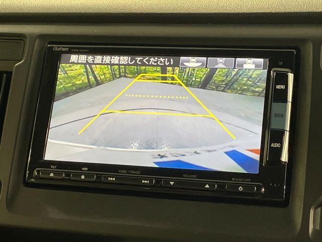 【バックカメラ】駐車時に後方がリアルタイム映像で確認できます。大型商業施設や立体駐車場での駐車時や、夜間のバック時に大活躍！運転スキルに関わらず、今や必須となった装備のひとつです！