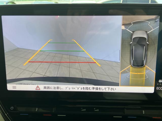 ギアをリバースに入れると車両後方の映像を映し出します。画面にはガイドラインが表示され、車庫入れや縦列駐車などの際に安全確認をサポートします。