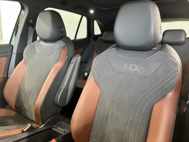無段階調整式パワーシート　正しい乗車姿勢によって運転のしやすさと、万が一の際に乗員保護能力を最大限に高めます。