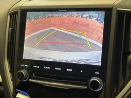 【バックカメラ】駐車時に後方がリアルタイム映像で確認できます。大型商業施設や立体駐車場での駐車時や、夜間のバック時に大活躍！運転スキルに関わらず、今や必須となった装備のひとつです！