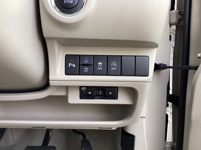 安全関連装備のスイッチはまとまって配置されています。ビルトインタイプのETC車載器も装備されています。