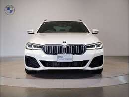 【BMWの伝統】BMWの特徴的な“キドニーグリル”は、80年以上続く伝統の形でございます。変わらないこだわりのデザインが、プレミアムブランド“BMW”を創り出します。