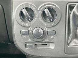 寒い冬も暑い夏も全席に快適な空調を届けてくれる、ダイヤル式エアコンを装備♪