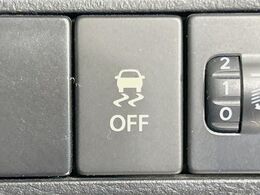 【横滑り防止装置】車両の横滑りを感知すると、自動的に車両の進行方向を保つように車両を制御します。雨の日など滑りやすい路面状況でも安全な運転が可能です。